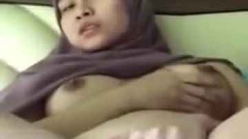 Adolescente malasia cachonda juega con su coño