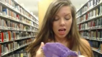 Elle se baise avec des jouets dans la bibliothèque
