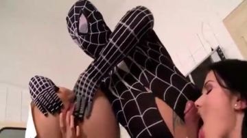 Spiderman fickt zwei Miezen