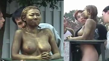 Altın renkli saçı olan Japon hatun parmaklanıyor