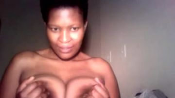 Una negra madura frente a su webcam