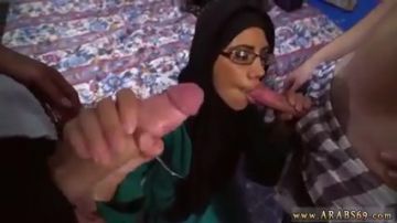 Une belle arabe à genoux en vidéo