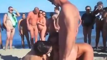 Les filles divertissent les mecs sur la plage