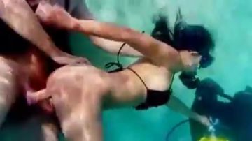 Sesso subacqueo in piscina