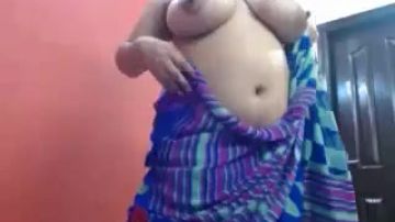 Busty Indian Masturbation - Two busty Indian girls masturbating side by side - PORNDROIDS.COM