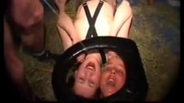 Una giovane troia viene sfamata con sborra