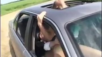 Follando en público en el coche