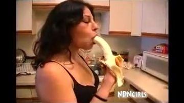 Latina babe shows her throat skills