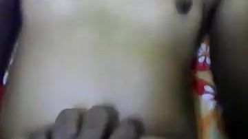 Nena bangladesí atiende a cliente