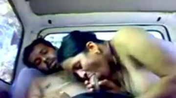 Cochinadas en coche con pareja india