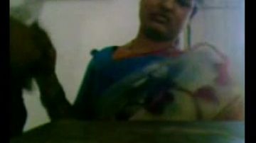 Telugu-Frau vor der Webcam