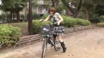 Japoneses teniendo un paseo en bicicleta sexual