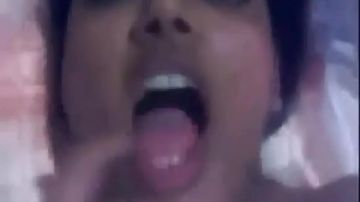 Indian babe finger blasts herself