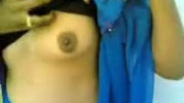 Indian woman flashes boob